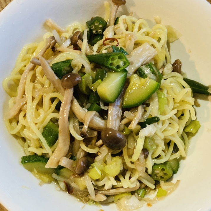 しめじとズッキーニとオクラの冷やしラーメン